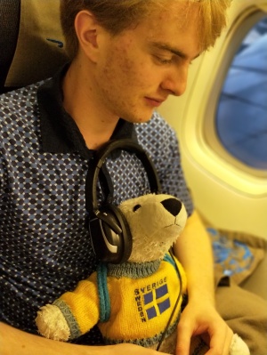 Flygrädda Sven får prova på lugnande musik i brusreducerande hörlurar